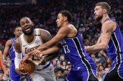 开云下载-篮球明星连串得分，率队击败对手