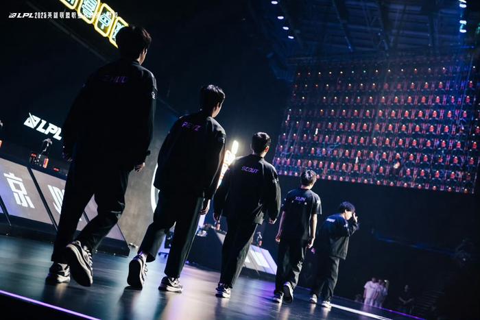 TL绝杀JDG,Uzi团战一打五2025世界赛2:0(巴黎) TL绝杀JDG,Uzi团战一打五2025世界赛2:0(巴黎)