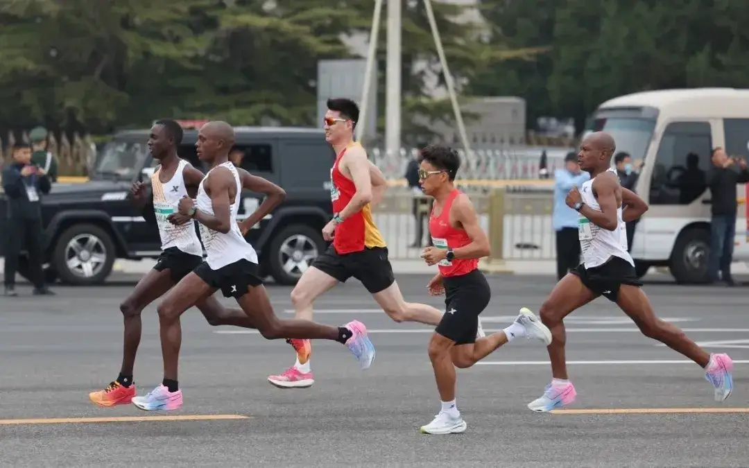 肯尼亚选手冲刺终点,获得第一名 肯尼亚选手冲刺终点,获得第一名