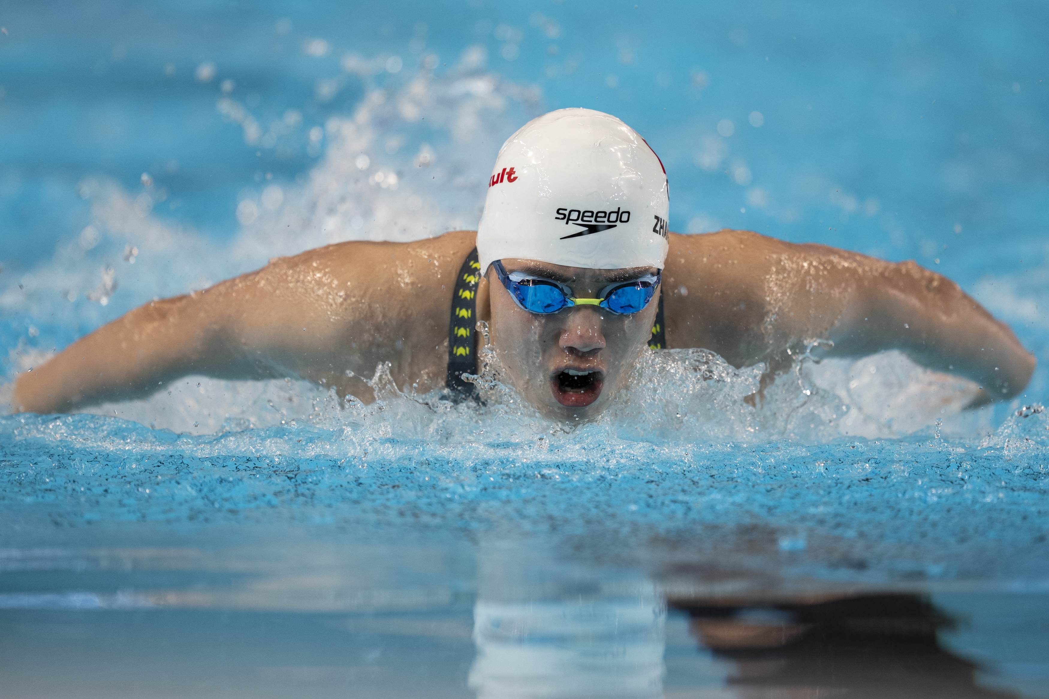 游泳选手刷新世界纪录，震撼全场的简单介绍